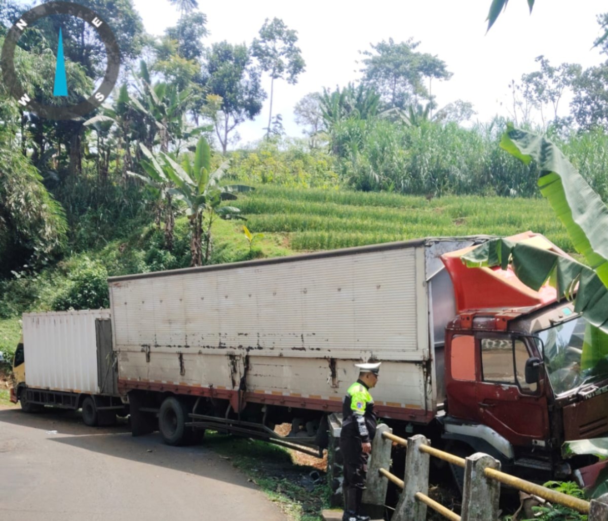Diduga Rem Blong Truk Pengangkut Roti Terperosok ke Parit